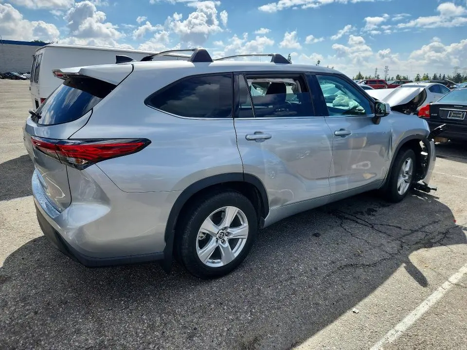 2022 TOYOTA HIGHLANDER LE  