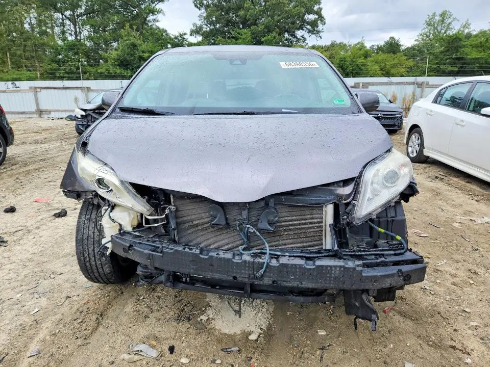 2019 TOYOTA SIENNA LE  