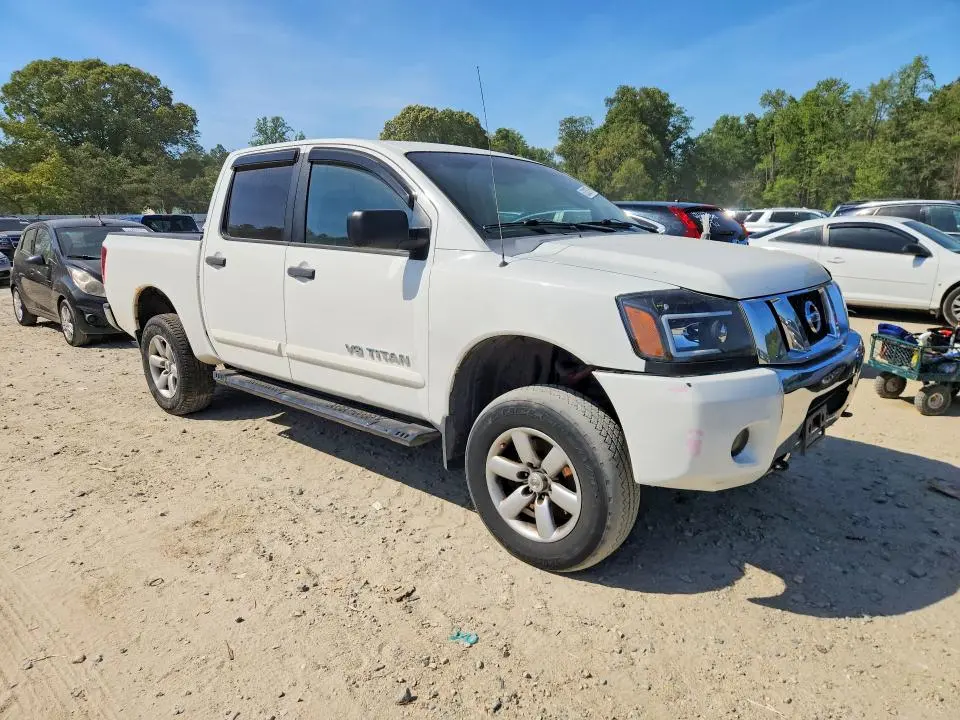 2011 NISSAN TITAN SV  
