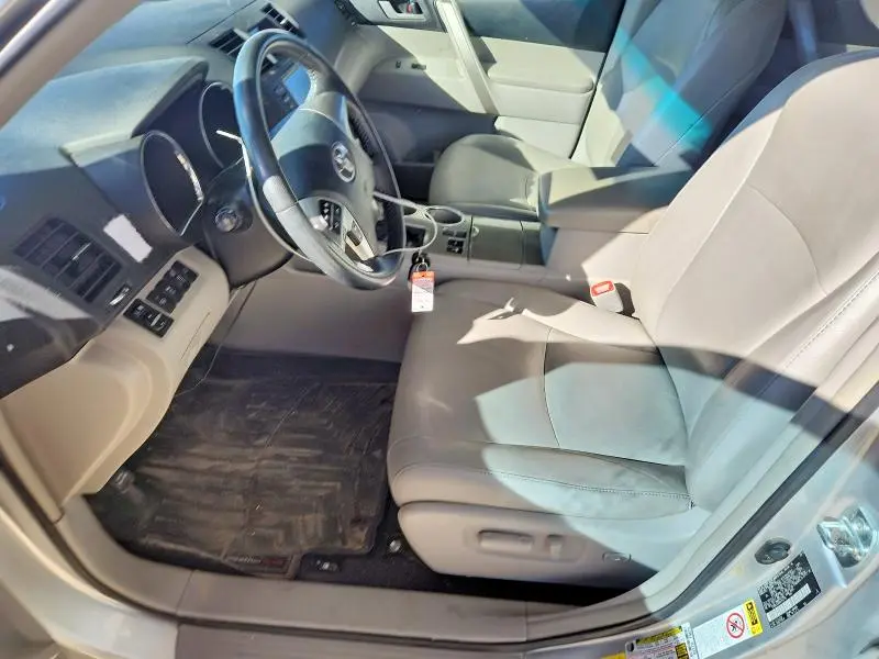 2012 TOYOTA HIGHLANDER SE  