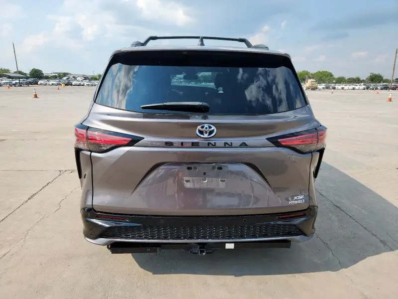 2022 TOYOTA SIENNA XSE  