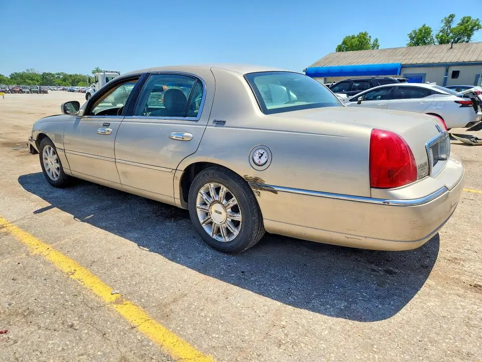 2010 LINCOLN TOWN CAR SIGNATURE LIMITED  