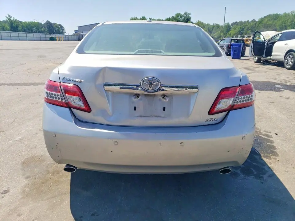 2011 TOYOTA CAMRY XLE V6  