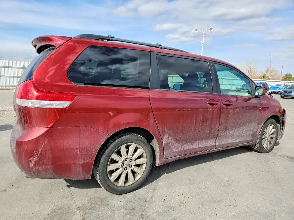 2011 TOYOTA SIENNA LE  