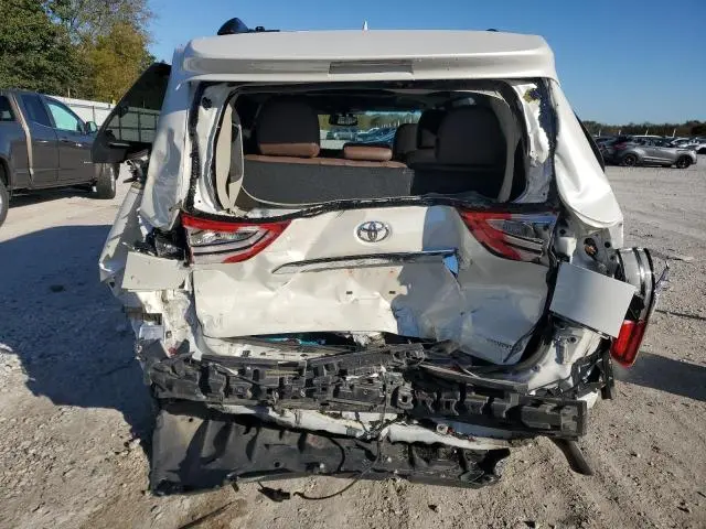 2016 TOYOTA SIENNA XLE  