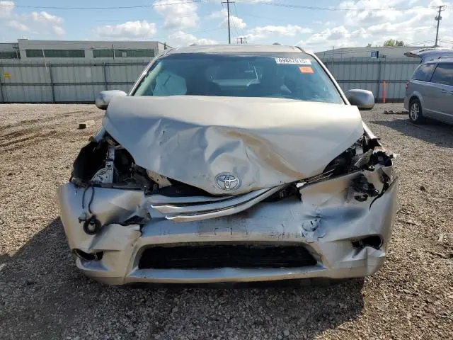 2017 TOYOTA SIENNA LE  