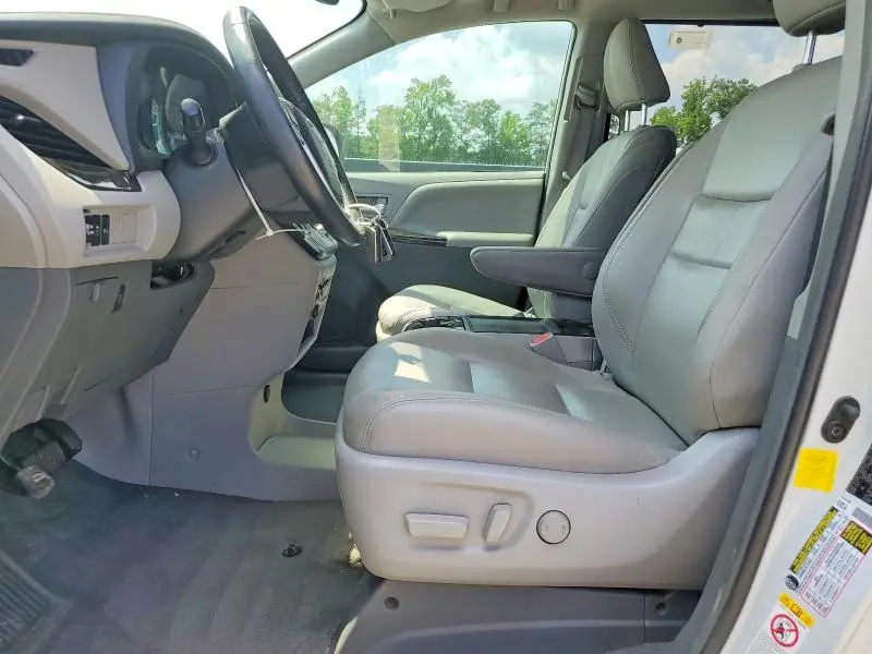 2019 TOYOTA SIENNA XLE 8-PASSENGER  
