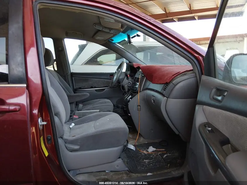 2010 TOYOTA SIENNA LE