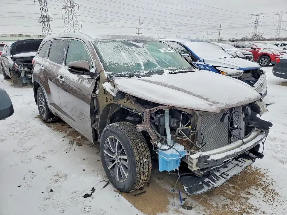 2017 TOYOTA HIGHLANDER SE  