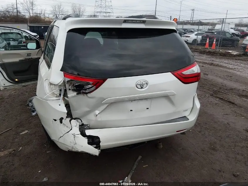 2016 TOYOTA SIENNA XLE 8 PASSENGER