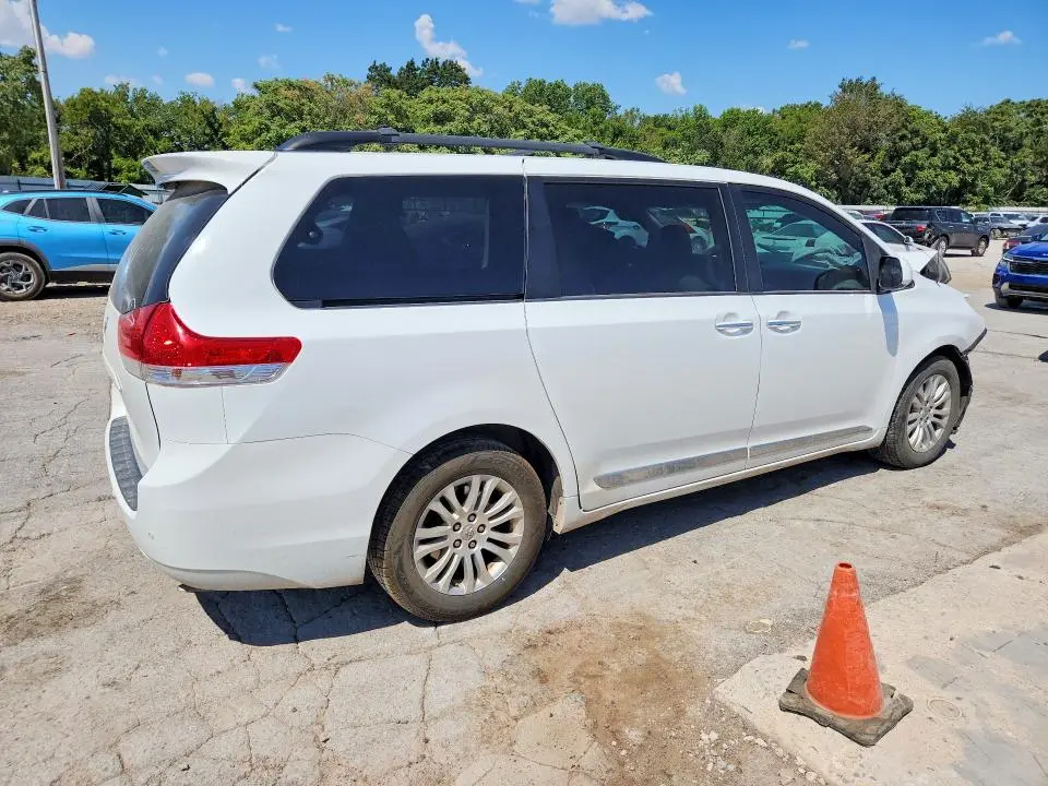 2014 TOYOTA SIENNA XLE 8-PASSENGER  