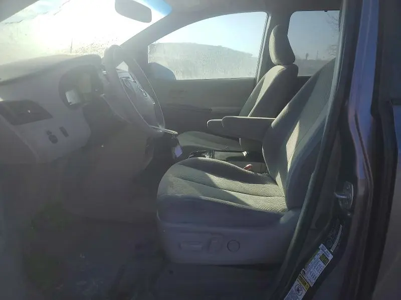 2013 TOYOTA SIENNA LE  