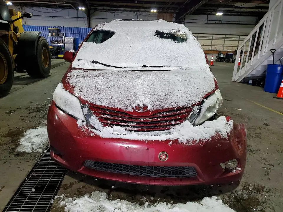 2015 TOYOTA SIENNA LE 8-PASSENGER  