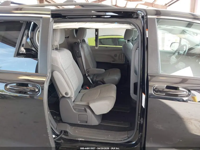 2021 TOYOTA SIENNA LE