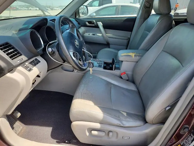 2011 TOYOTA HIGHLANDER SE  