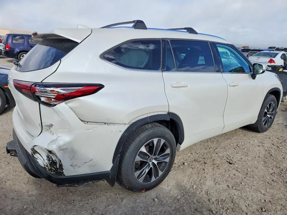 2021 TOYOTA HIGHLANDER XLE  