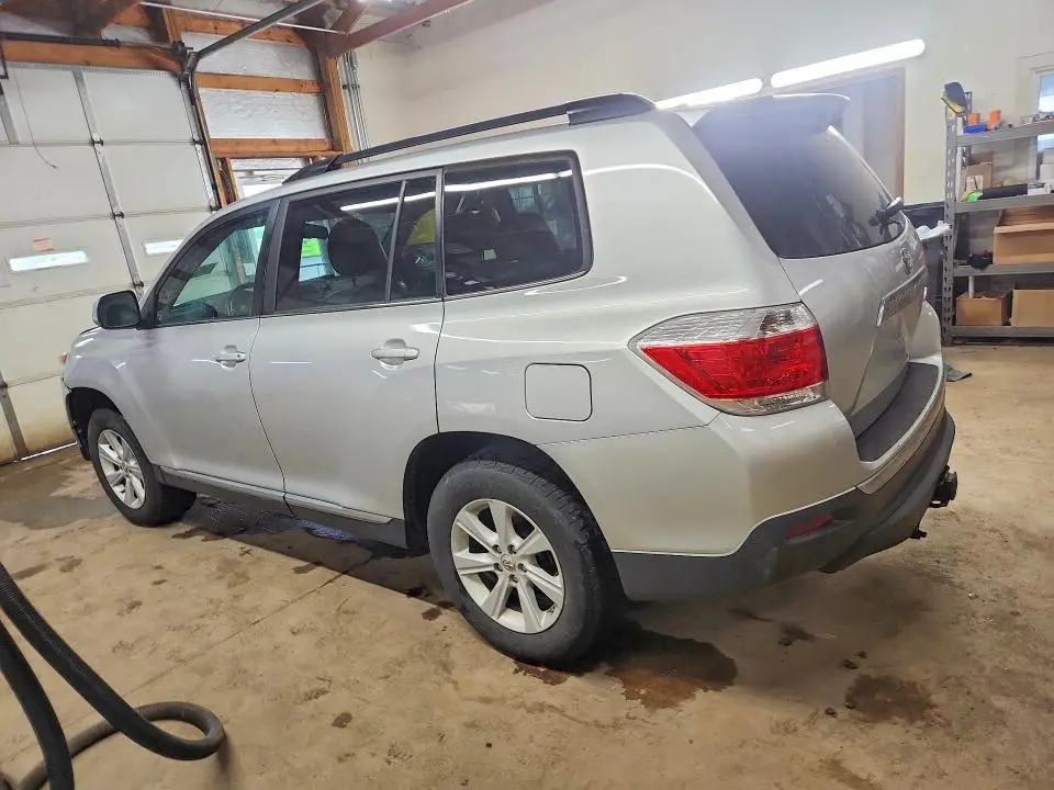 2012 TOYOTA HIGHLANDER SE  