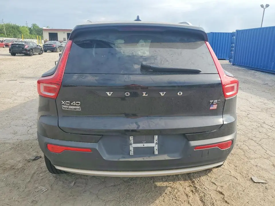 2022 VOLVO XC40 T5 MOMENTUM  