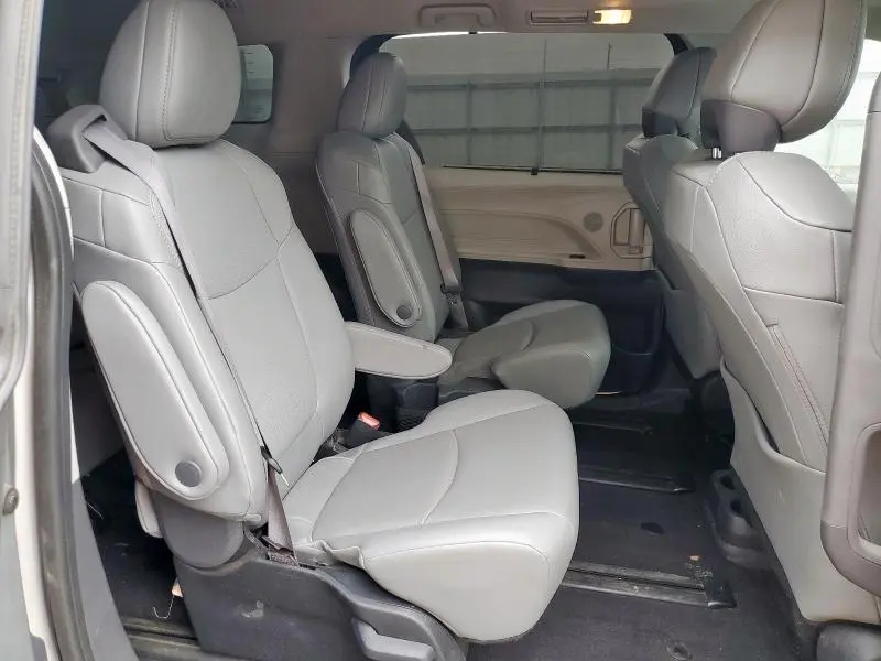 2023 TOYOTA SIENNA XLE