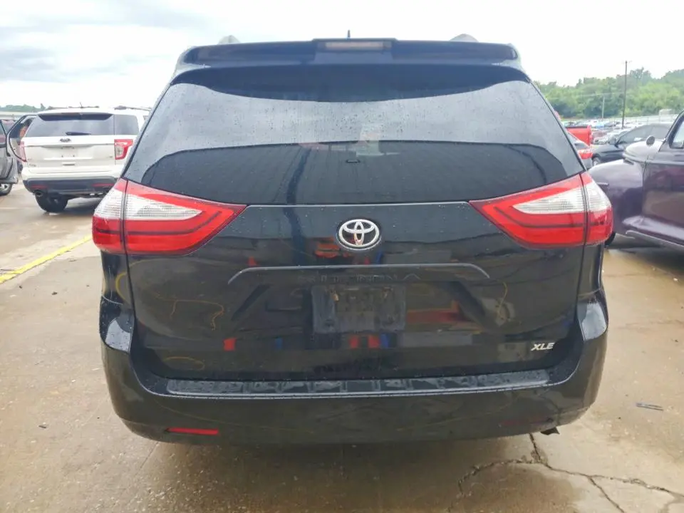2018 TOYOTA SIENNA XLE 8-PASSENGER  