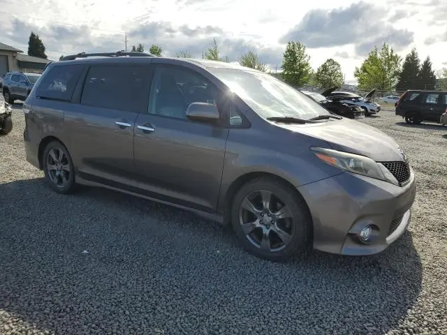 2017 TOYOTA SIENNA SE