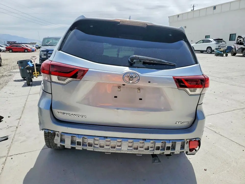 2019 TOYOTA HIGHLANDER SE  