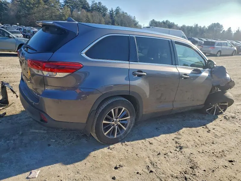 2019 TOYOTA HIGHLANDER SE  