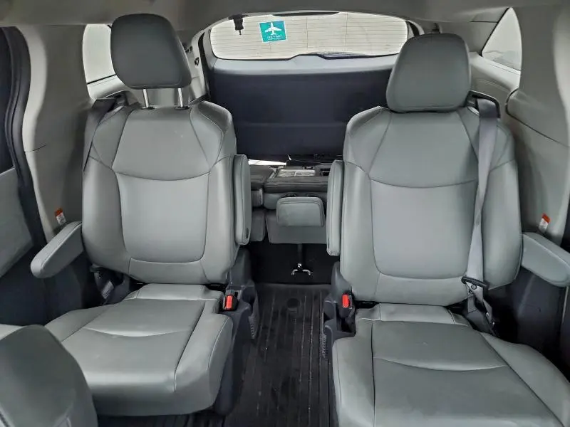 2022 TOYOTA SIENNA XLE  