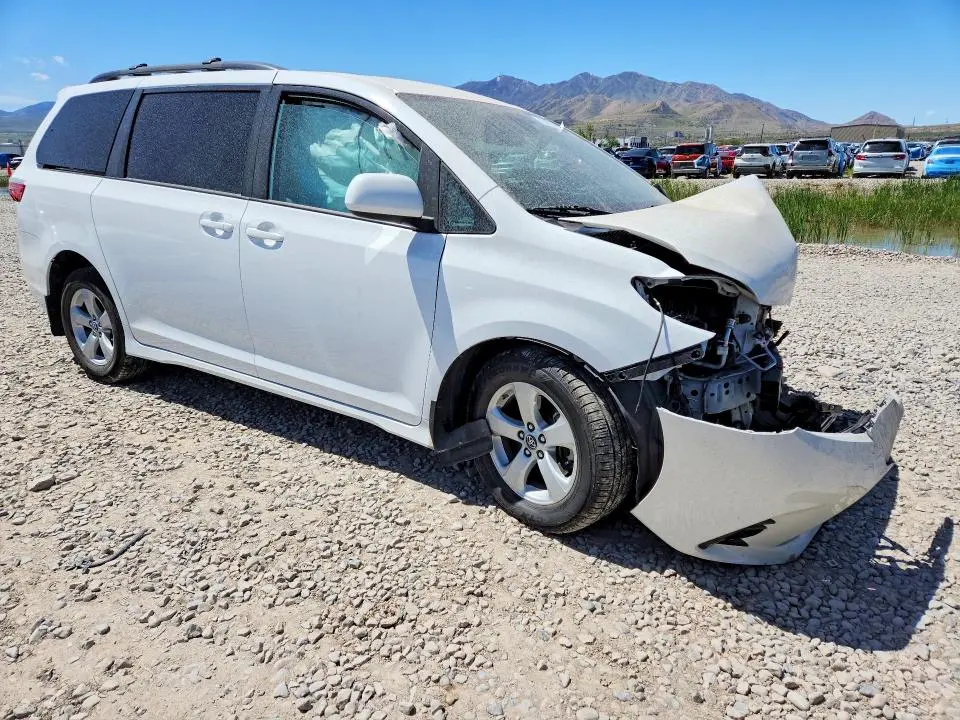 2020 TOYOTA SIENNA LE  
