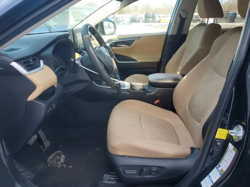 2021 TOYOTA RAV4 XLE  