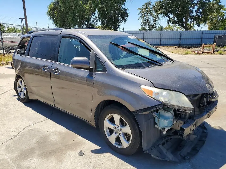 2016 TOYOTA SIENNA LE  