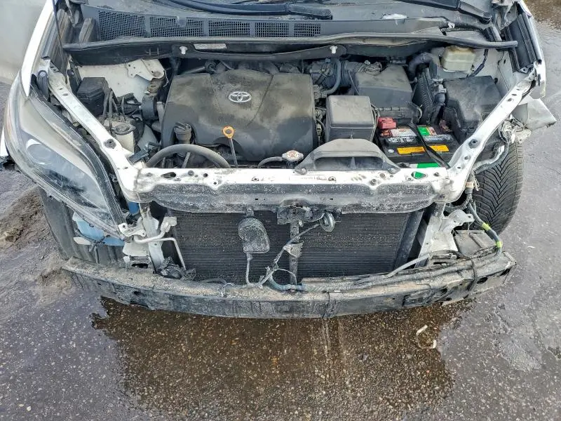 2018 TOYOTA SIENNA SE  