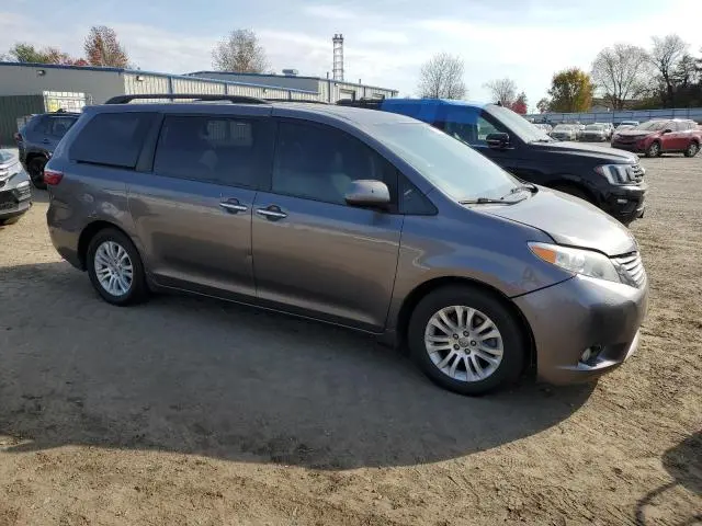 2017 TOYOTA SIENNA XLE  
