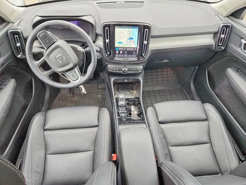 2024 VOLVO XC40 PLUS  