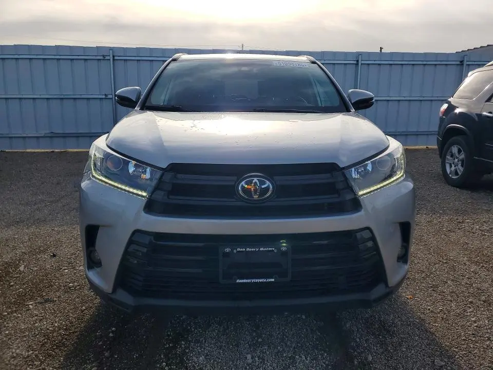 2019 TOYOTA HIGHLANDER SE  