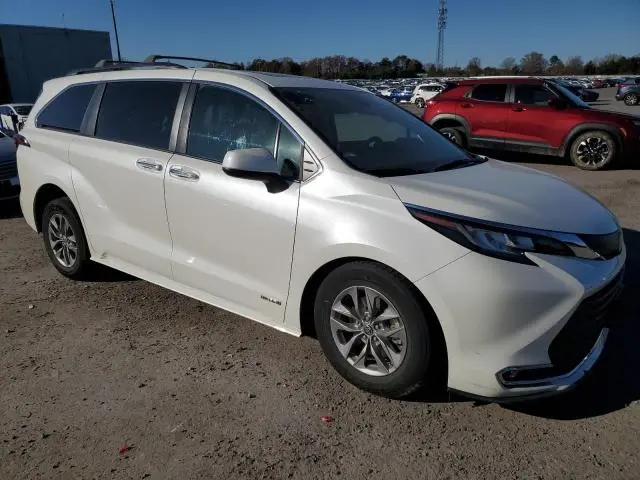 2021 TOYOTA SIENNA XLE  