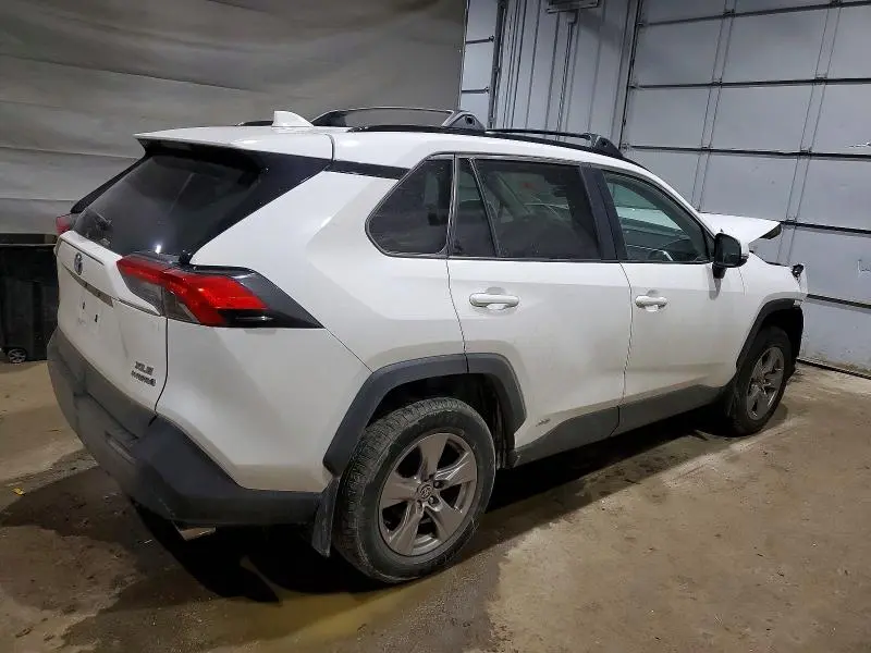 2022 TOYOTA RAV4 XLE  