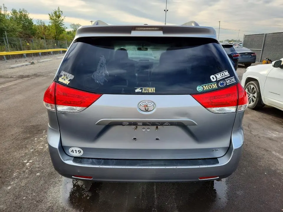 2014 TOYOTA SIENNA LE  