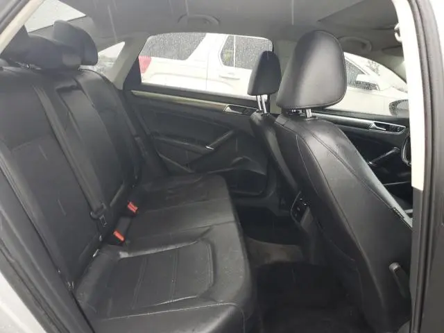 2016 VOLKSWAGEN PASSAT SE  