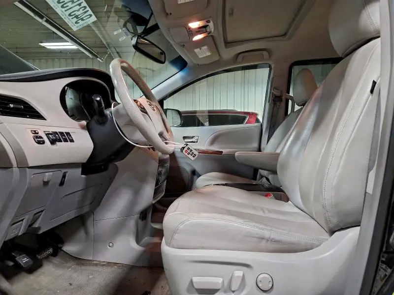 2014 TOYOTA SIENNA XLE  