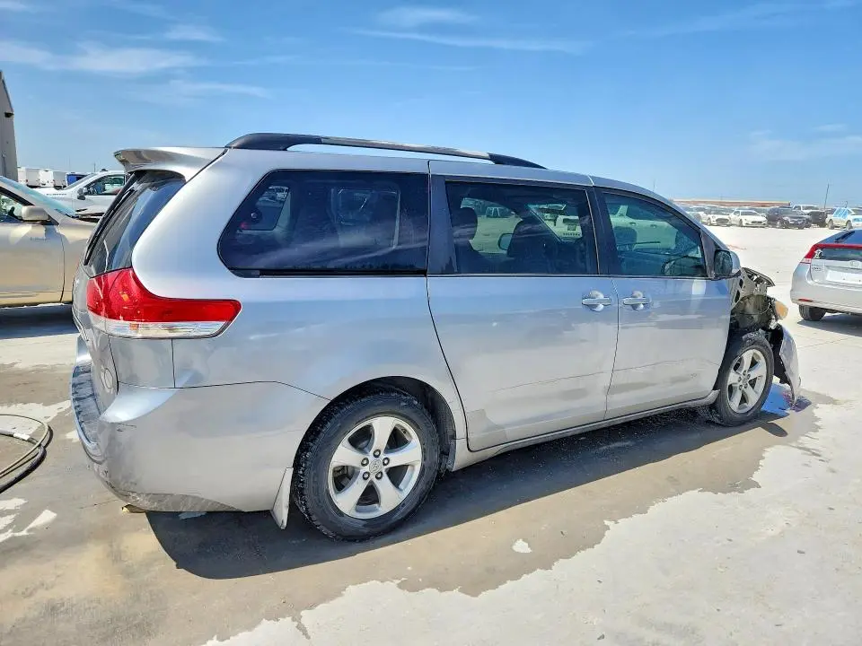 2013 TOYOTA SIENNA LE  
