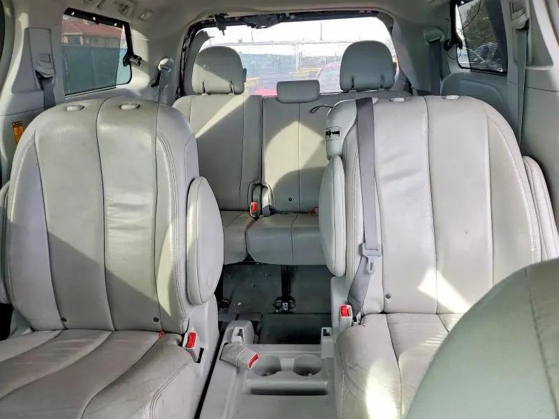 2013 TOYOTA SIENNA XLE  