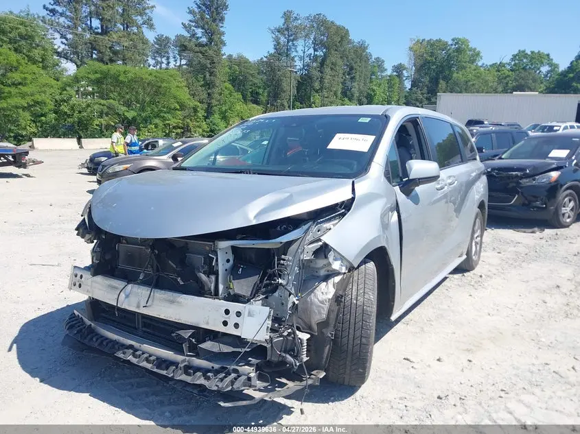 2022 TOYOTA SIENNA LE