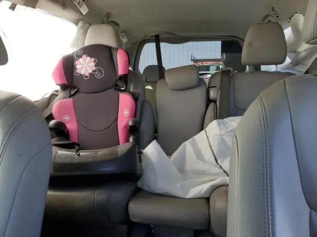 2019 TOYOTA SIENNA XLE  