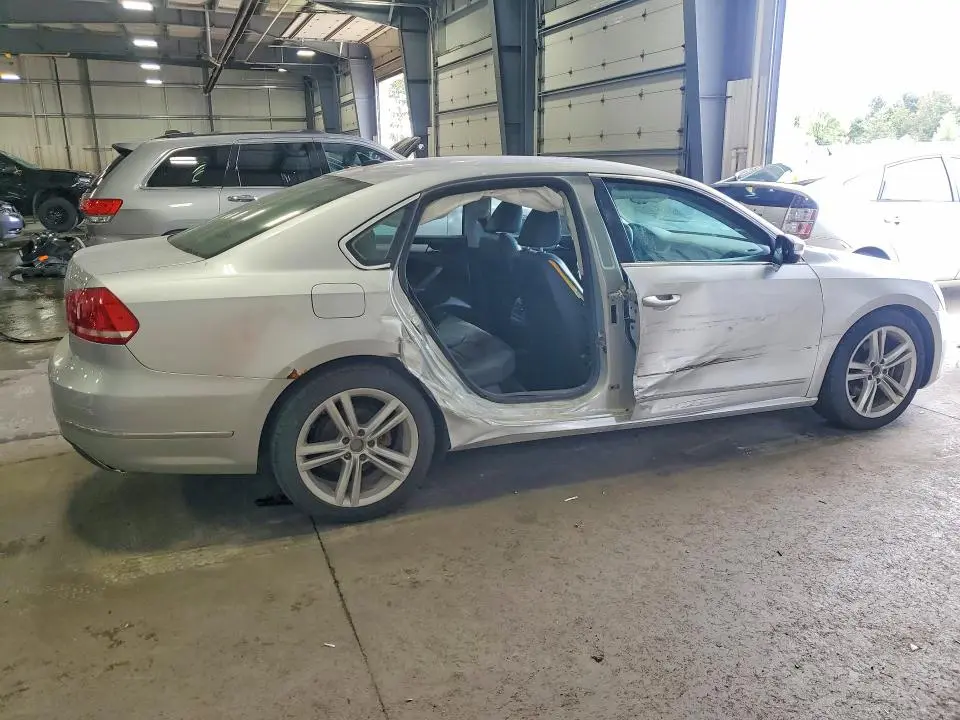2013 VOLKSWAGEN PASSAT SE  