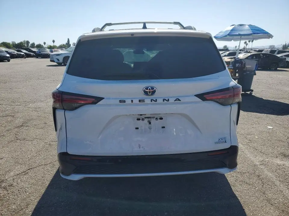 2022 TOYOTA SIENNA XSE  