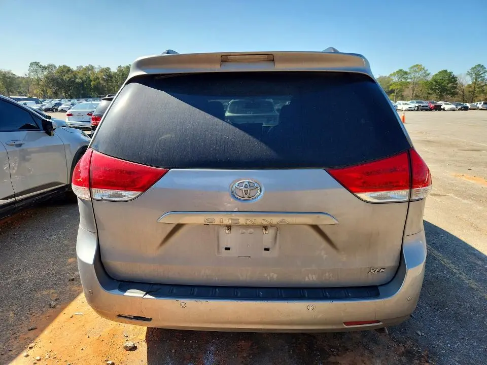 2013 TOYOTA SIENNA XLE  