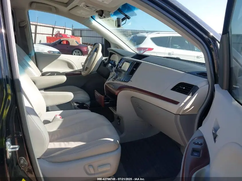 2013 TOYOTA SIENNA XLE V6 8 PASSENGER