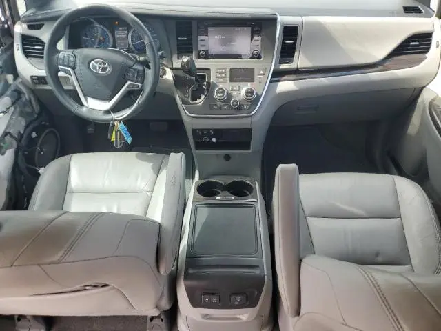 2018 TOYOTA SIENNA XLE  