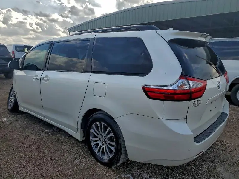 2018 TOYOTA SIENNA XLE  